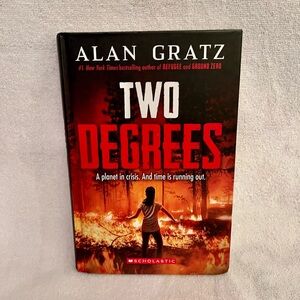 📕 Two Degrees by Alan Gratz

Middle Grade Climate Adventure | Hardcover